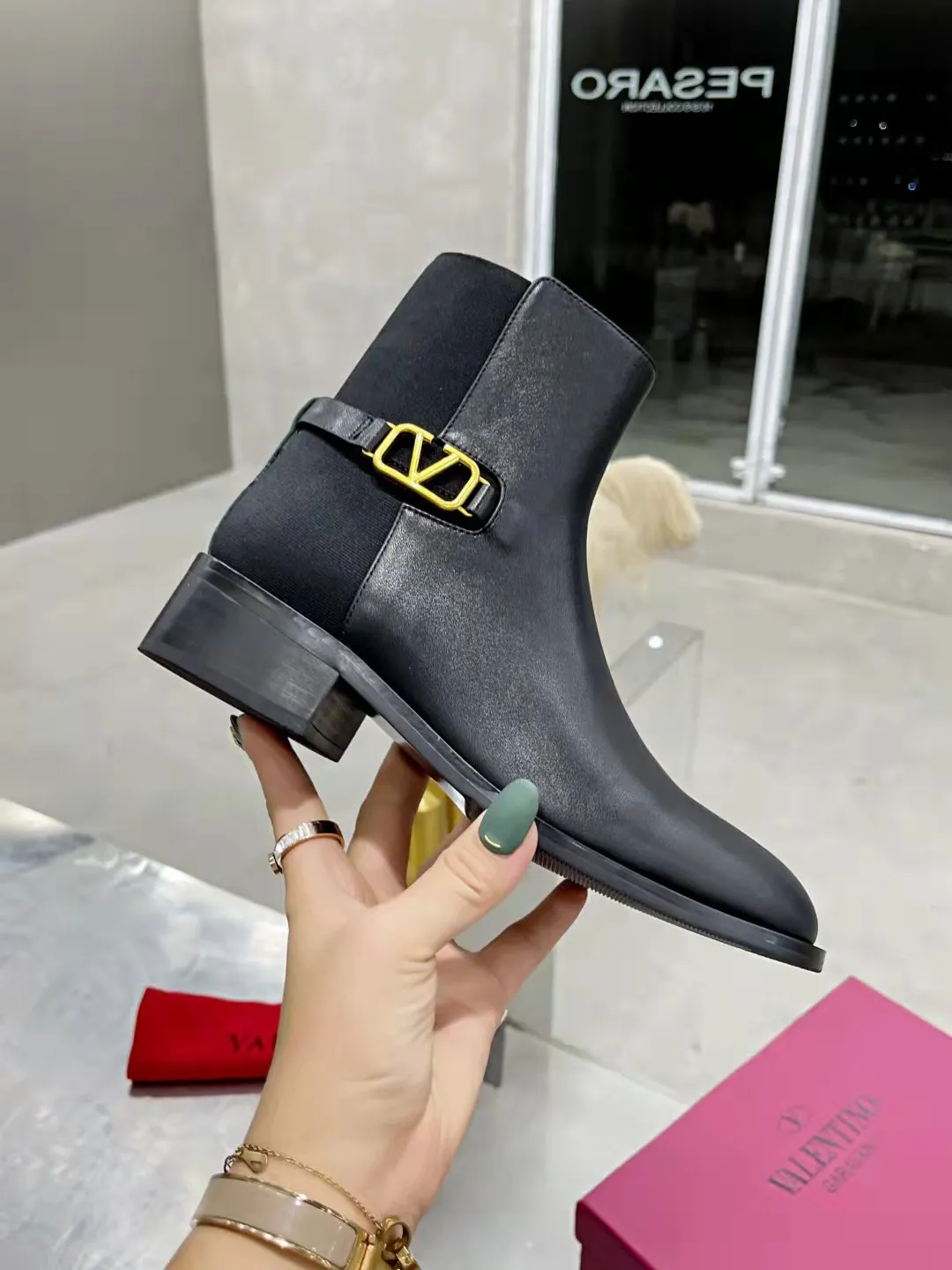 👟👟Ex-factory price 500👟👟 🆕Valentino. Valentino big v-buckle autumn and winter fashion women's boots: comfortable and versatile on the upper feet, showing long legs, fabric: imported first-layer cowhide ⚡The most popular V-buckle ⚡all genuine leather on the inner pads, non-slip and wear-resistant rubber outsole Size: 35−40 (customized size 41)